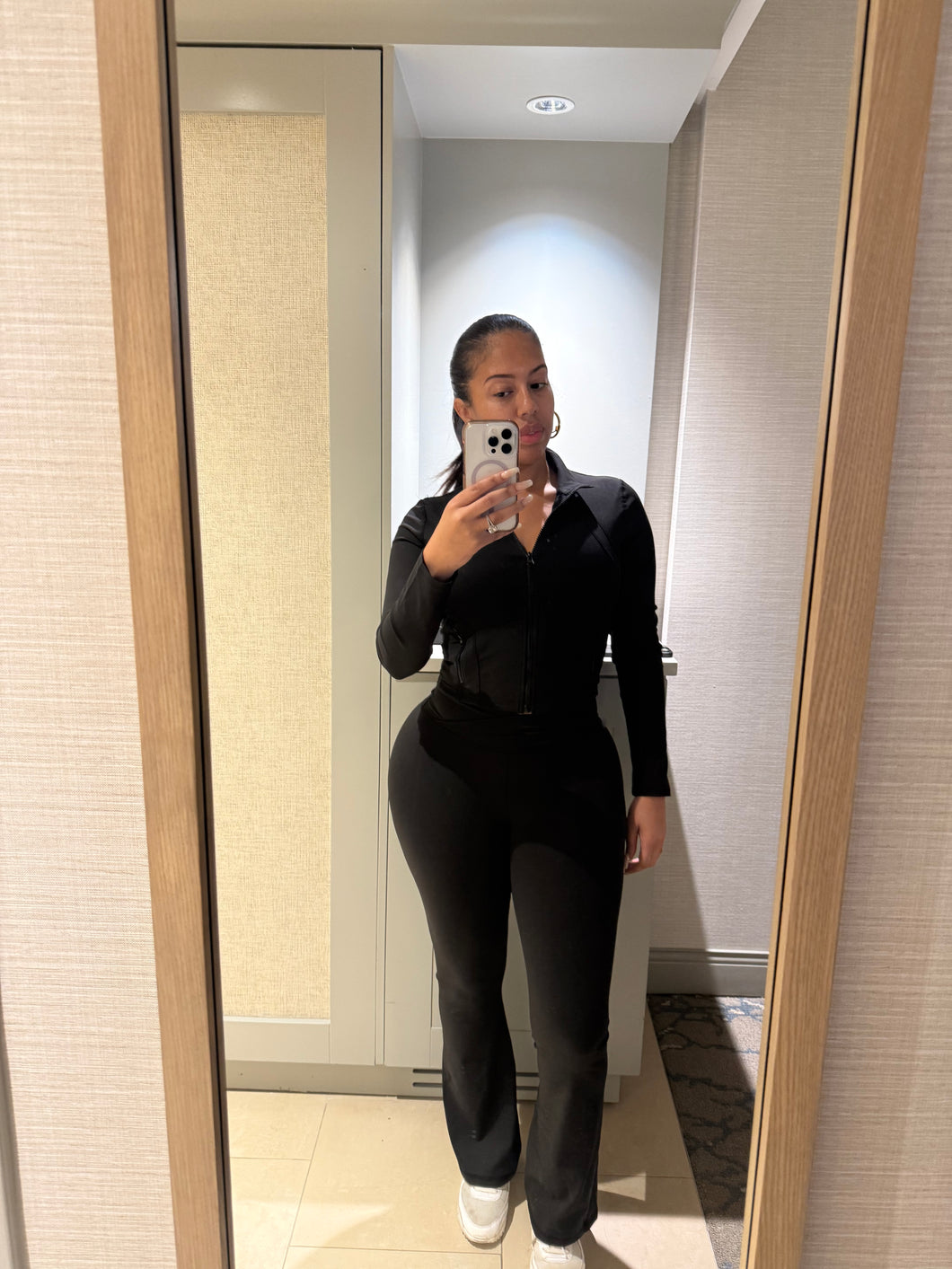 Miley set in black